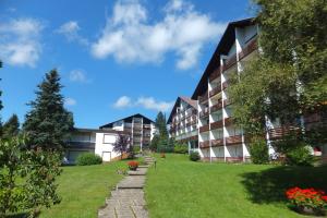 a view of a building with a yard at Appartement Vogelnest in Oy-Mittelberg
