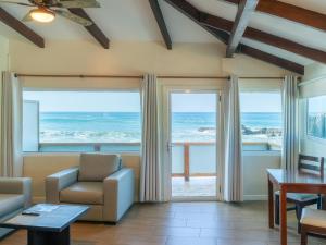 a living room with a view of the ocean at Hotel Roca Sunzal in La Libertad