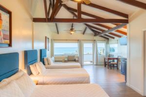a room with two beds and a living room at Hotel Roca Sunzal in La Libertad