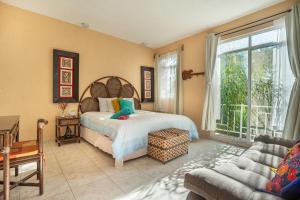 a bedroom with a bed and a large window at Casa divertida para grupos Plan prémium sin romper la quincena in Tequisquiapan +48 photos