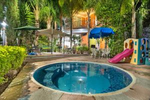 a small pool with a slide and a playground at Casa divertida para grupos Plan prémium sin romper la quincena in Tequisquiapan