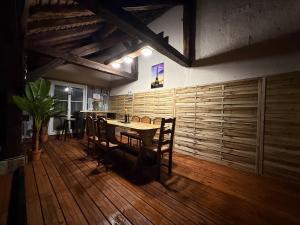 a dining room with a table and some chairs at Logement climatisé avec cuisine équipée in Amboise
