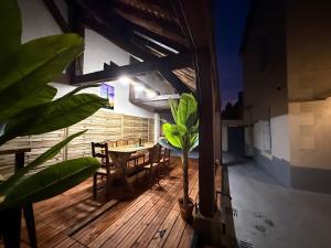 a balcony with a table and chairs and a plant at Logement climatisé avec cuisine équipée in Amboise