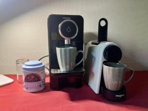 a coffee maker and two cups on a table at SomeTimes in Roeselare