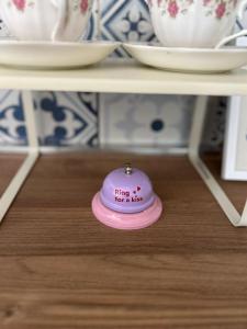 a pink tag sitting on top of a shelf with bowls at Garden House - InBorgo in Acquasparta