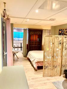 a bedroom with a bed in a room with a window at Maisonnette Cosy Villa Ajna in Bayonne