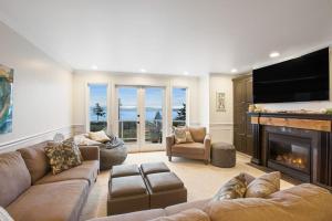 a living room with a couch and a fireplace at Island Time Escape in Saratoga Shores
