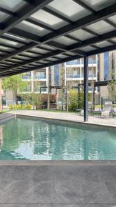 a swimming pool in a building with an open ceiling at Departamento completo y equipado con 2 habitaciones in León