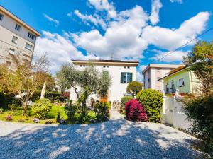 a driveway in front of a house at B&B Villa Lula Lucca in Lucca
