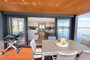 a dining room with a table and a view of the ocean at Floatinghouse Möwe 2 - LP2 in Vetschau