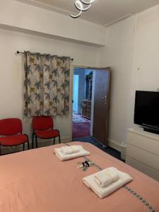 a room with a table with two towels on it at Holland House in Great Yarmouth