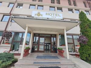 a hotel entrance with a sign that reads hotel at hotel yu in SJJ