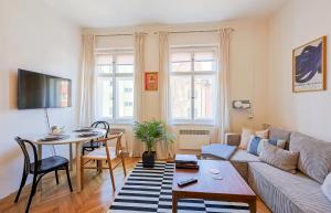 a living room with a couch and a table at Apartmán v srdci Tábora in Tábor