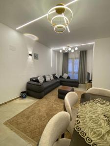 a living room with a couch and a table at سكن فندقى باكتوبر in Al Kawāmil Qiblī