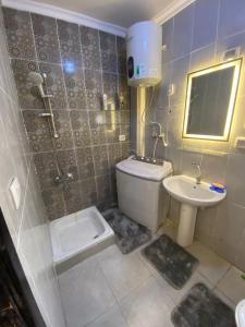 a bathroom with a toilet and a sink at سكن فندقى باكتوبر in Al Kawāmil Qiblī +44 photos
