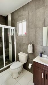a bathroom with a toilet and a sink at Departamento completo y equipado con 2 habitaciones in León +31 photos