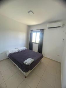 a bedroom with a bed and a window at La Buena Memoria in San Juan