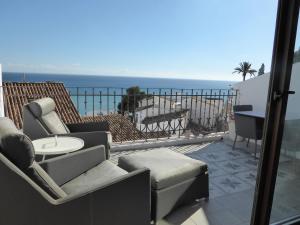Un balcón con sillas y vistas al océano. en Altea Town House Deluxe Sea View, en Altea