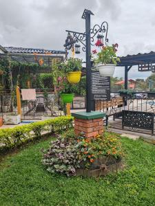 a garden with two potted plants on a pole at Finca Campestre Villa del Campo in Santa Rosa de Cabal