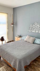a bedroom with a large bed with a blue wall at Departamento completo y equipado con 2 habitaciones in León
