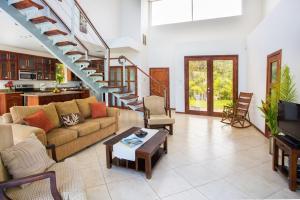 a living room with a couch and a table at Casa de Fox - Confort en medio de la jungla! in Manuel Antonio