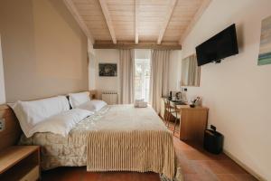 a bedroom with a large bed and a desk at Locanda Ca Da Iride in Riomaggiore