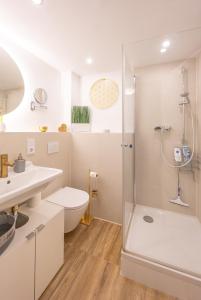 a bathroom with a shower and a toilet at Ruhig Top mod Studio Appartement,privater Eingang in Oberhaching