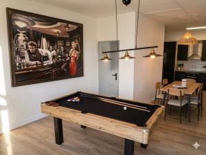 a pool table in a living room with a painting at Marcemar in Borbén