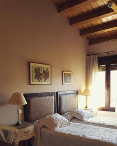 sypialnia z łóżkiem i oknem w obiekcie Hotel rural Los Manzanos w mieście Rascafría