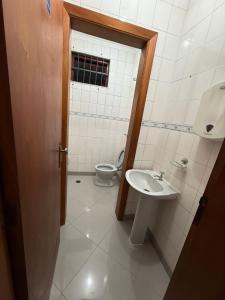 a bathroom with a toilet and a sink at Hostel em SJC perto da rodoviária, centro,Embraer e cta in São José dos Campos