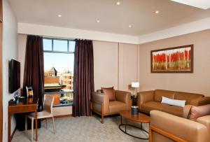 A seating area at Porter Square Hotel