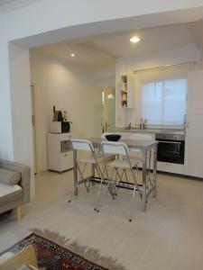 cocina y sala de estar con mesa y sillas en Cuatro Camino Apartment with elevator, en Madrid