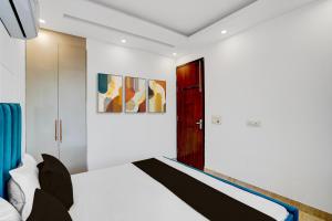 a bedroom with a bed and a red door at Hotel O Maxico in New Delhi