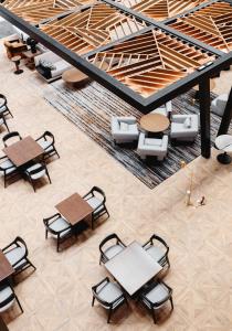 an overhead view of a restaurant with tables and chairs at Radisson Hotel Santa Maria in Santa Maria