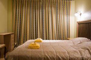- une chambre avec un lit et 3 serviettes dans l'établissement Posti Hostel, à Kärdla