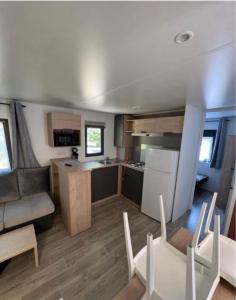 a kitchen and living room in a tiny house at La pomme de Pin in Étaples