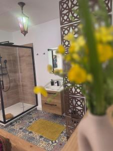 a bathroom with a large mirror and a sink at Johlie in Oeyregave