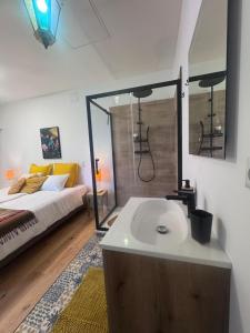a bathroom with a sink and a bed in a room at Johlie in Oeyregave