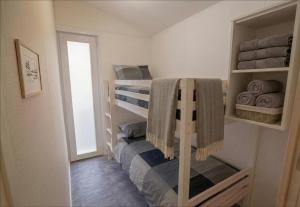 a small bedroom with a bunk bed with towels at The Wellness View! in Hoogersmilde