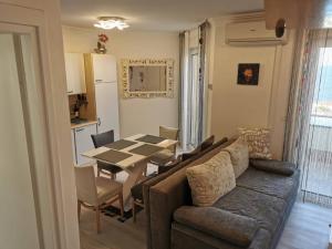 a living room with a couch and a table at Golf & Meer - Appartment im Skiper Resort in Crveni Vrh