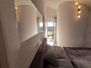 a bedroom with a bed and a wall at Golf & Meer - Appartment im Skiper Resort in Crveni Vrh +28 photos