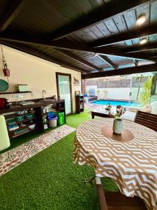 a living room with a table and a pool at Bungalow Aloha, Piscina Privada, Playa y Barbacoa in Benalmádena
