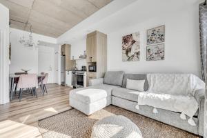 a living room with a couch and a table at Suites Caiman in Quebec City