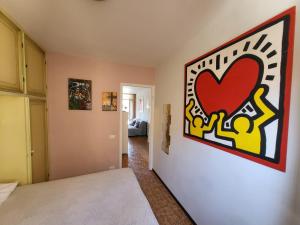 a room with a painting of a heart on the wall at Residenza Cornicello in Bardolino
