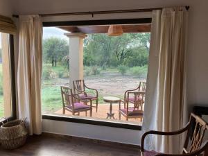 a room with a window with chairs and a table at Casa Nidito San Javier in San Javier