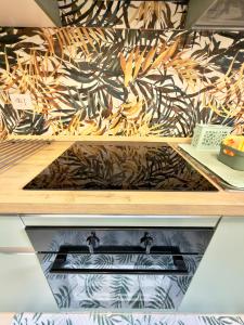 a shelf with a wooden counter top with a wall at JungleHouse in Abbadia Lariana