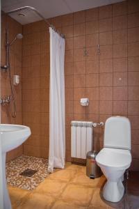 Koupelna v ubytování Posti Hostel + 37 fotografií
