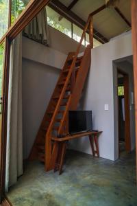 a staircase in a room with a laptop on a desk at Itacaré Ecolodge - Experiencia de Imersão na Mata Atlântica in Itacaré