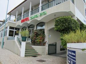 un edificio con escaleras y plantas delante de él en Hotel Santa Rita, en Monte Real