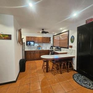 a kitchen with a table and chairs in a room at Condo Mono Titi in Quepos